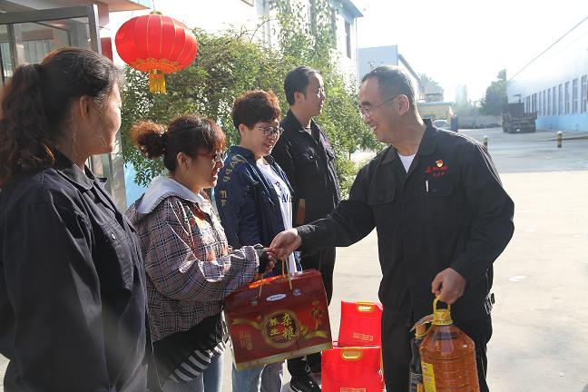 壯麗七十年 禮贊勞動(dòng)者 集團(tuán)公司工會(huì)國慶前夕慰問勞模工匠30.jpg